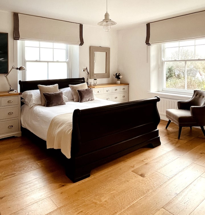 מיטת הקינג סייז הראשית.