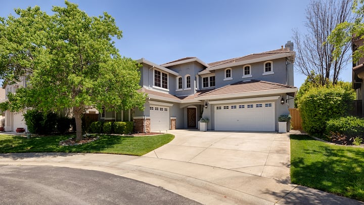 Wonderful Large Home Very Close To Attractions!<br>newly Painted Exterior - Roseville, CA