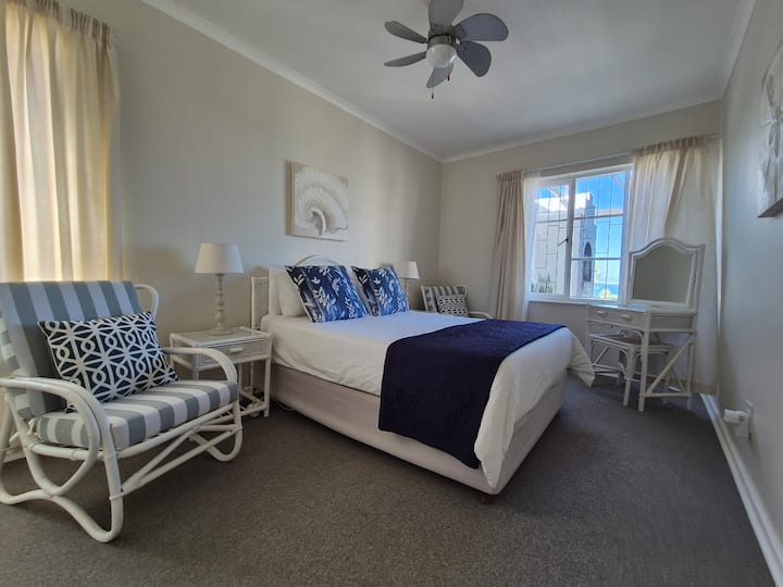 חדר השינה הראשי מציע מרחב רגוע ומרגיע עם נוף מלכותי לים, מיטה זוגית וחדר רחצה צמוד. מאוורר תקרה מספק רוח קרירה בלילות קיץ חמים.