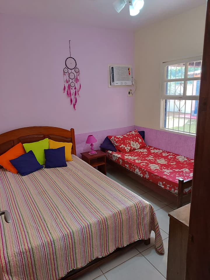 غرفة النوم 2 - تستوعب 3 ضيوف في الأسرة، وهي؛
سرير مزدوج واحد 
1 سرير فردي
 مروحة سقف 
مكييفات الهواء