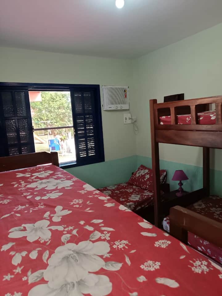 الغرفة 3 = 
5 ضيوف في الأسرّة، على النحو التالي: 
1 سرير فردي 
سريران بطابقين. 
مكيف هواء.