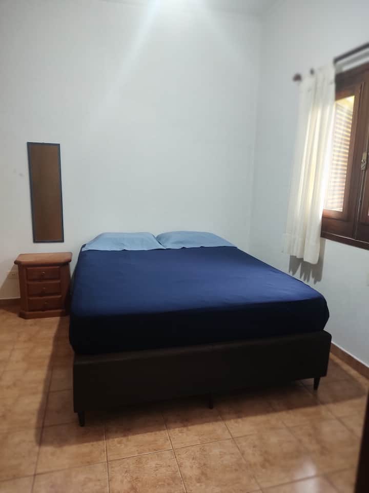 卧室套房2位于一楼 