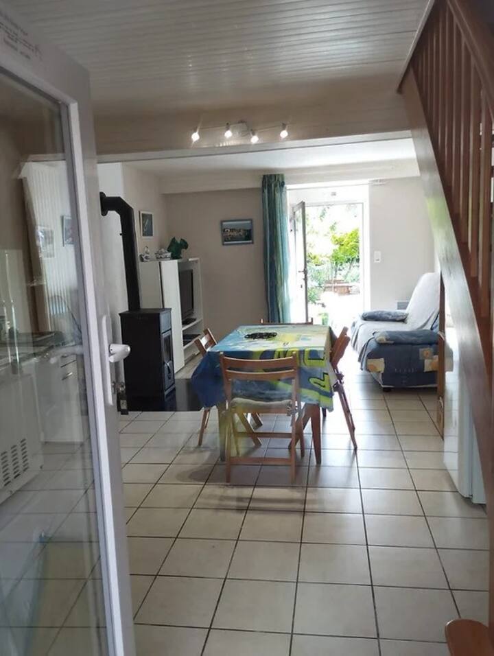 Salon et Salle à manger avec vue sur le jardin.
Portes vitrées pour plus de lumière.