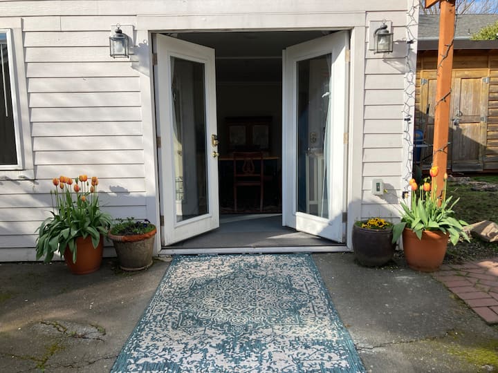 สตูดิโอสามารถใช้เป็นห้องนอนเสริม พื้นที่ทำงาน หรือสถานที่พบปะกับลูกค้า เพื่อน หรือครอบครัวที่มาจากนอกเมือง 