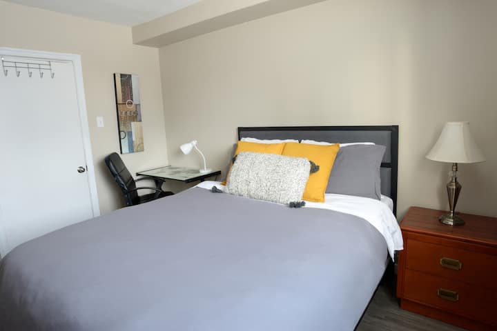 Ovaj momački apartman ima bračni krevet. 