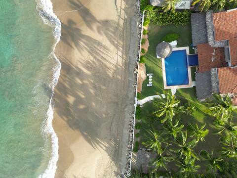 Luxury Beach Front "Villa Del Mar"