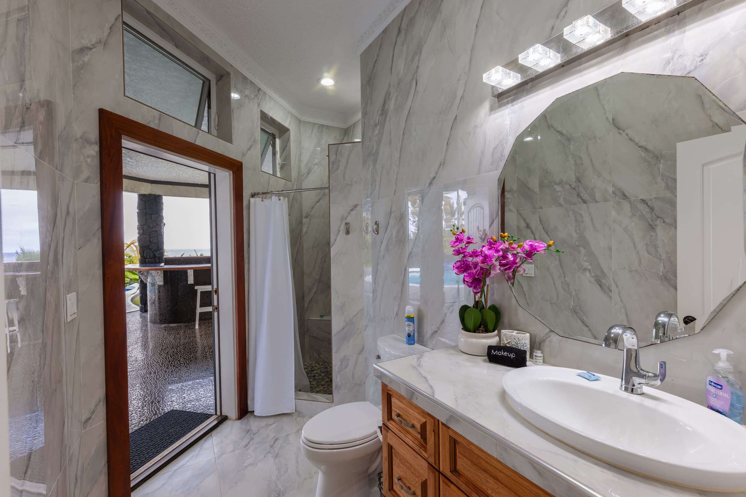 Deluxe Queen Oceanside Room - Photo 8