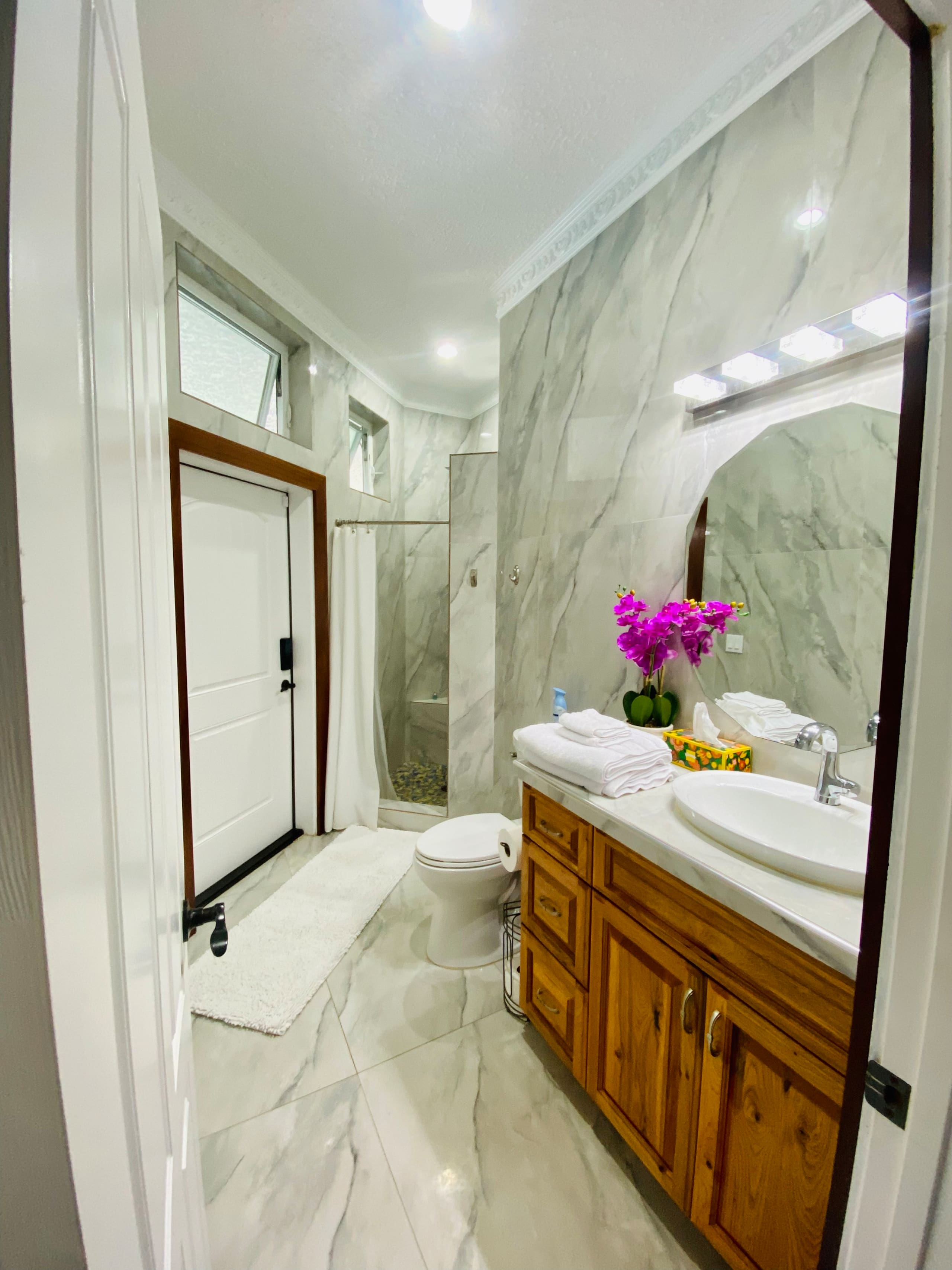 Deluxe Queen Oceanside Room - Photo 10