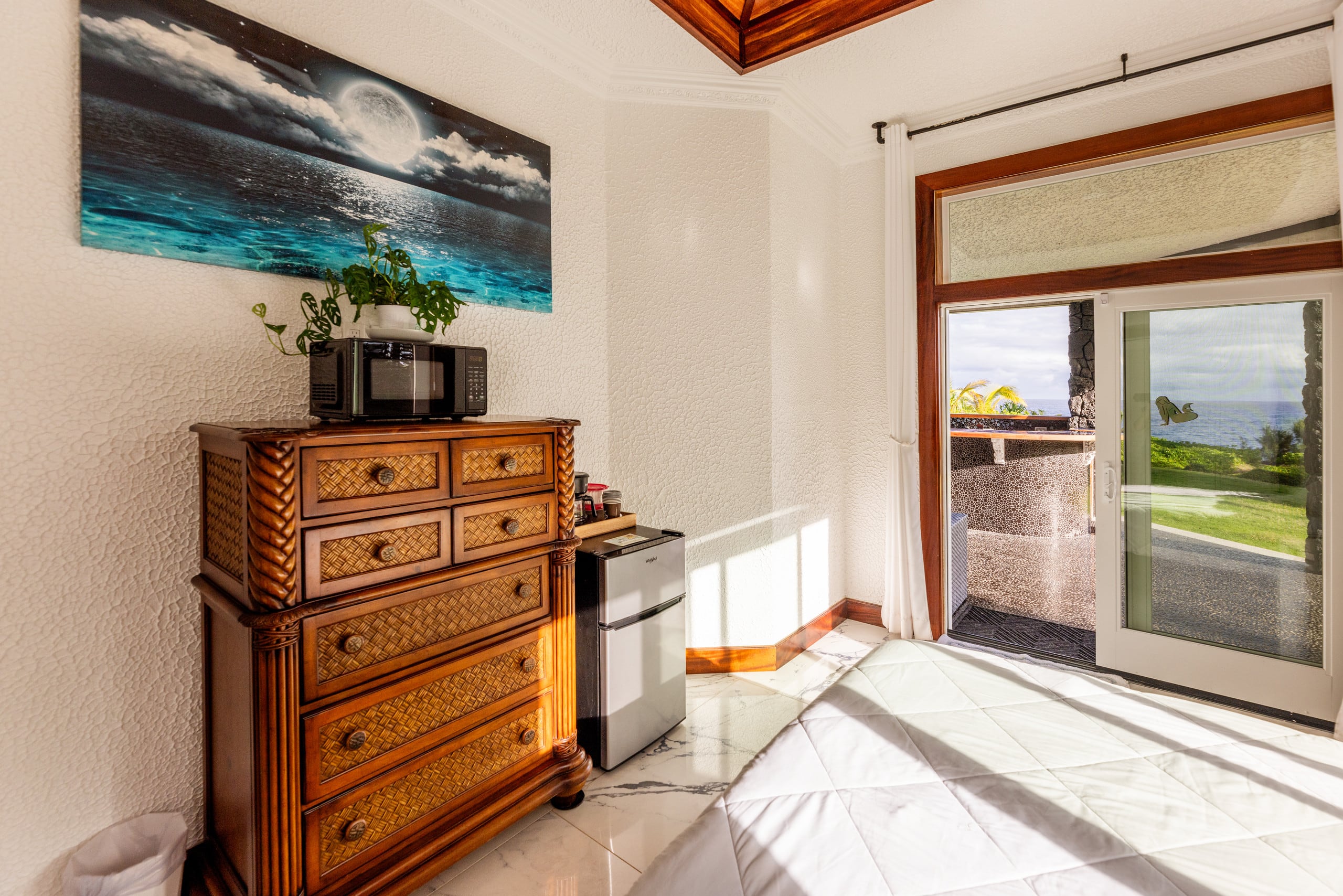 Deluxe Queen Oceanside Room - Photo 7