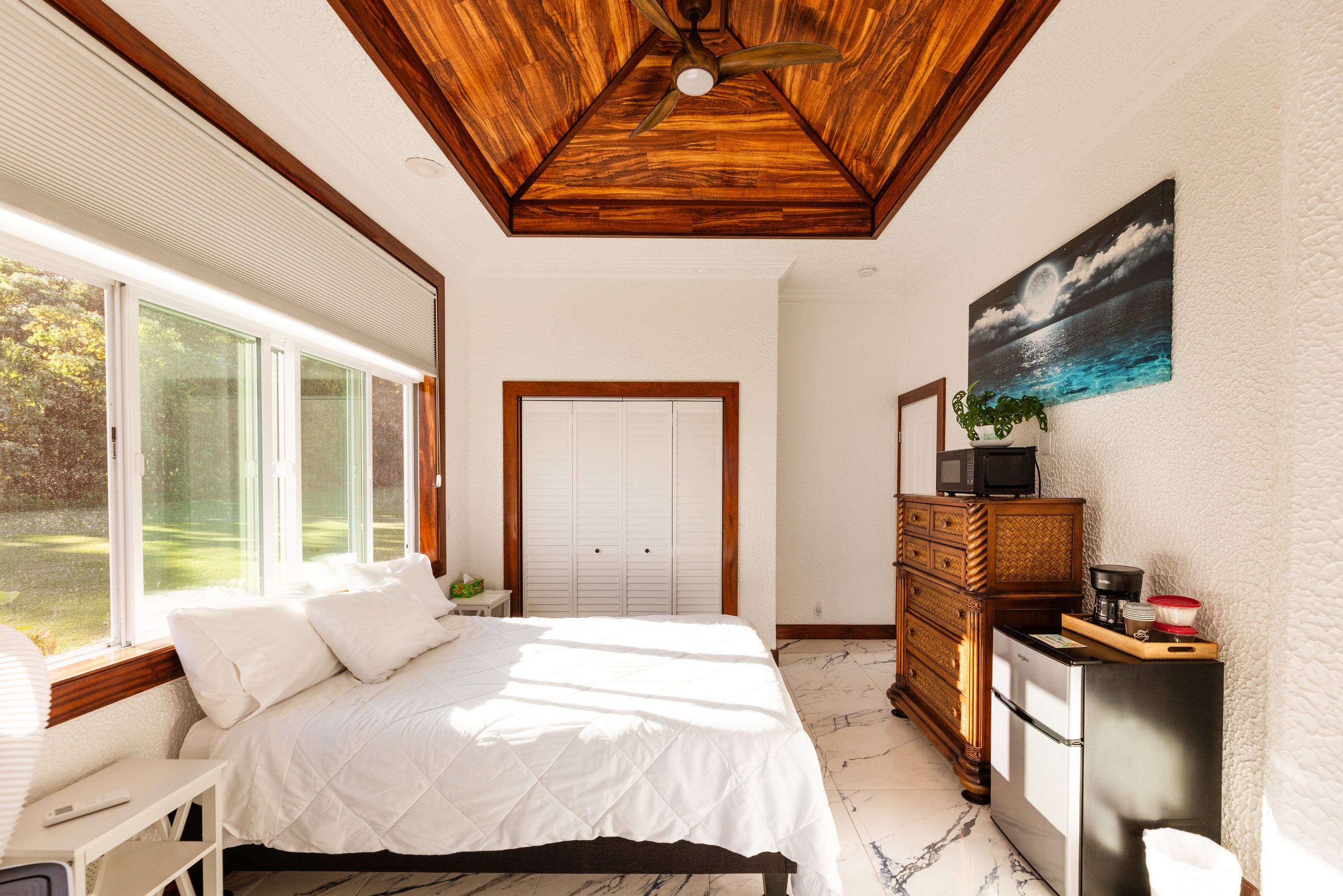 Deluxe Queen Oceanside Room - Photo 6