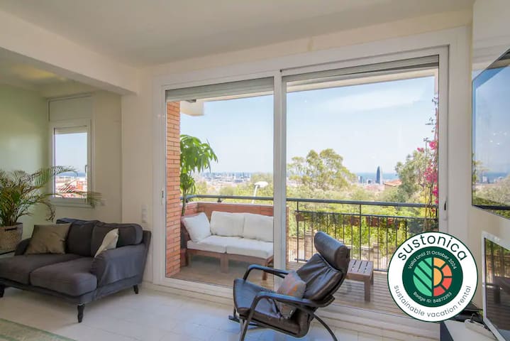 Large with terrace and amazing views of the sea!