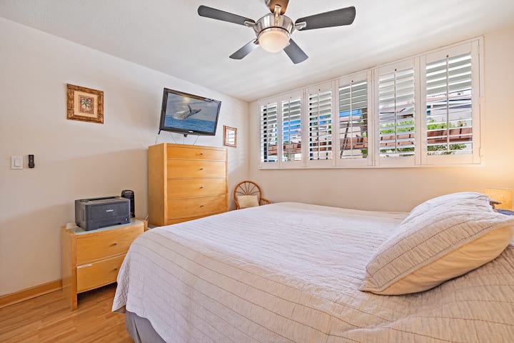 Zásuvková komoda a 35-palcový HD televízor v spálni.
Veľká manželská posteľ s pohodlnou posteľnou bielizňou.