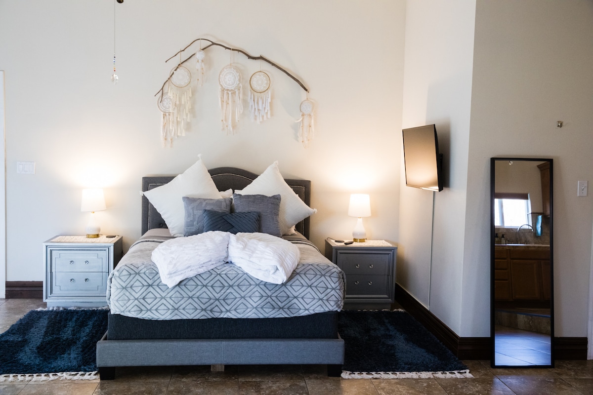 Top Airbnb: Spacious, Cozy Studio • Bright, Quiet, Walkable in Oak Creek Canyon