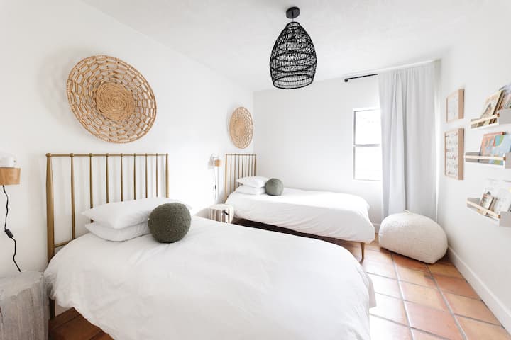 Twin bed room