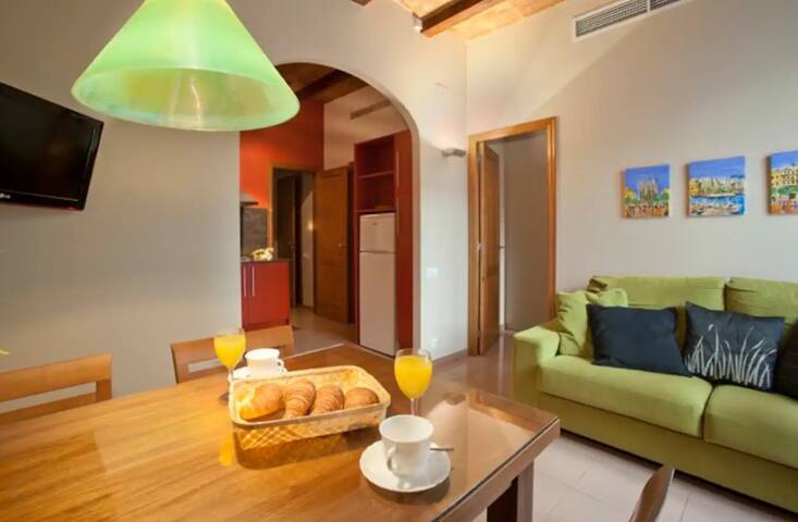 Cozy Acomodis Apartment for 4 in El Born center! gallery image 5