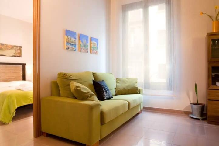 Cozy Acomodis Apartment for 4 in El Born center! gallery image 3