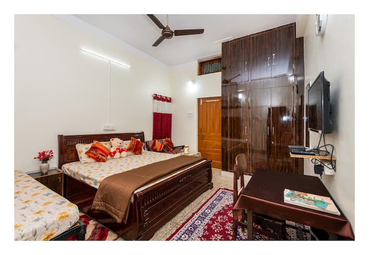 欢迎入住我们舒适的家庭房，配备独立卫生间，位于Jaiswal民宿的一楼。
这间舒适的房间非常适合家庭、情侣和小团体入住，在贾巴尔普尔市中心提供宁静温馨的住宿体验。
