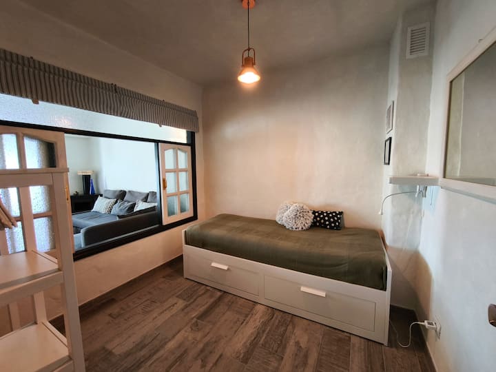 Втора спална соба - во која можат да спијат 2 лица. Креветот може да се продолжи.