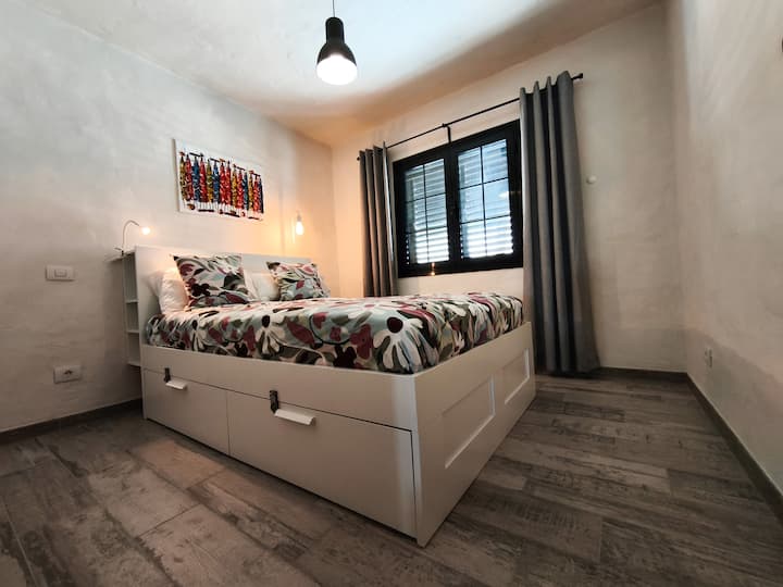 Спална соба со брачен кревет (широк 150-179