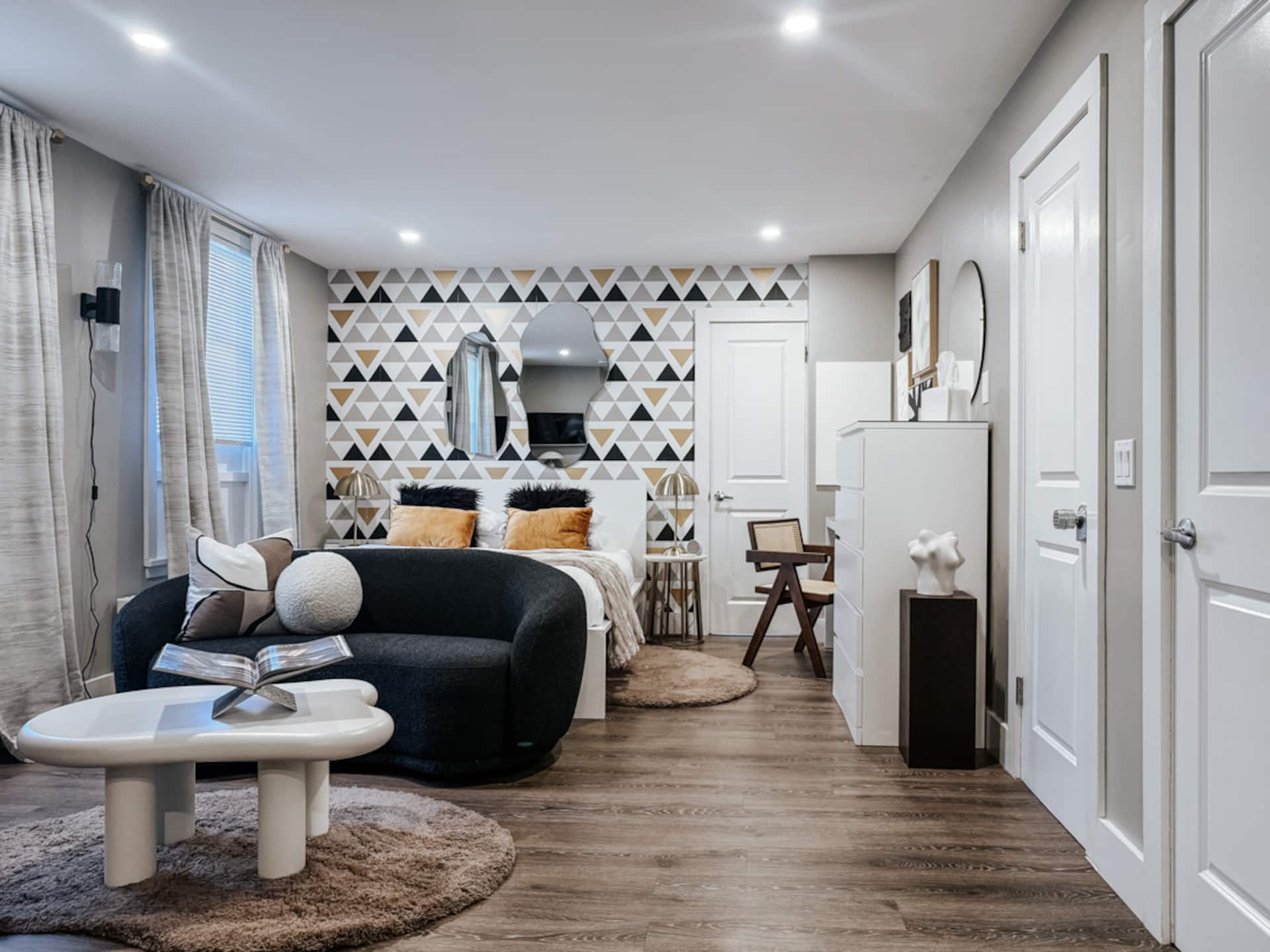 Stylish Studio w/porch in the Heart of Park Ave