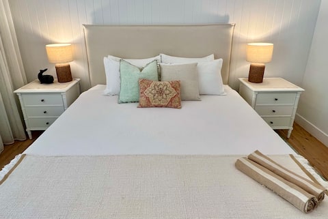 Successful Airbnb property: Noosa Heads private studio w balcony & own entry! in Noosa Heads