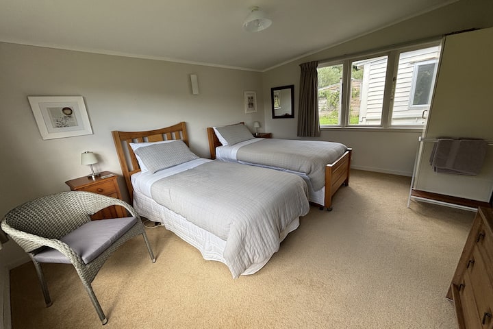 חדר שינה זוגי מרווח, עם מספיק מקום לעריסה ניידת או מיטה מתקפלת. גישה מהמטבח.