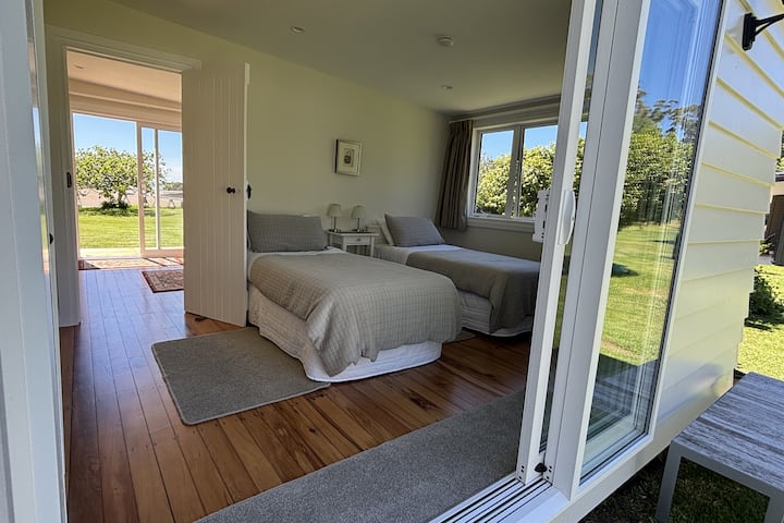 חדר שינה 3 צמוד לחדר שינה 2.  אידיאלי לקבוצות משפחתיות. דלתות הזזה בחווה החוצה.