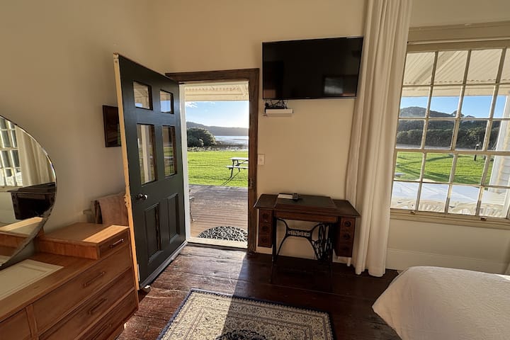 חדר השינה הראשי נפתח אל המרפסת ולחזית הים