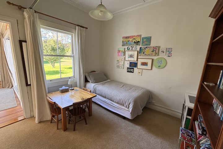 מיטת יחיד ושולחן לילדים. מתוכנן להיות מושבת. צמוד לחדר שינה 3.