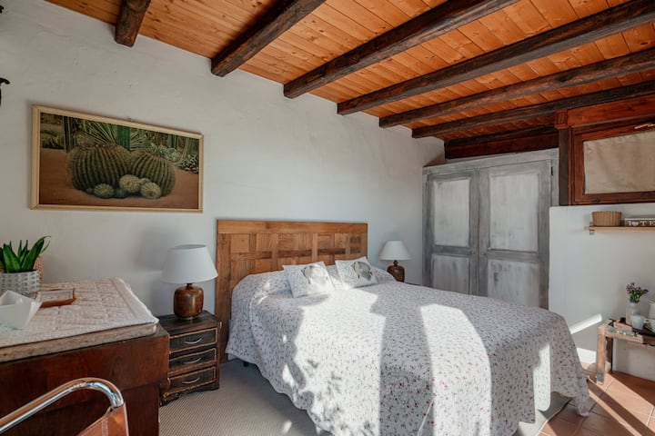 chumba cha kulala cha 4 kwenye bustani kilicho na bafu la nje la kujitegemea