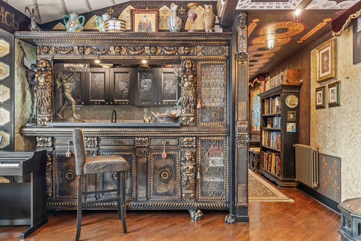 Renaissance & Baroque Apartment with Duomo Views! gallery image 2