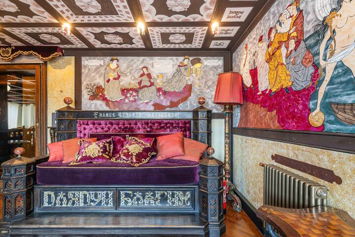 Renaissance & Baroque Apartment with Duomo Views! gallery image 4