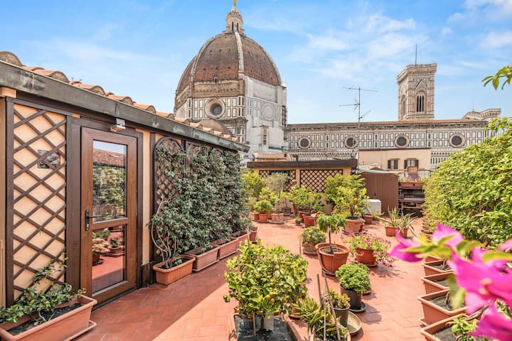 Renaissance & Baroque Apartment with Duomo Views!