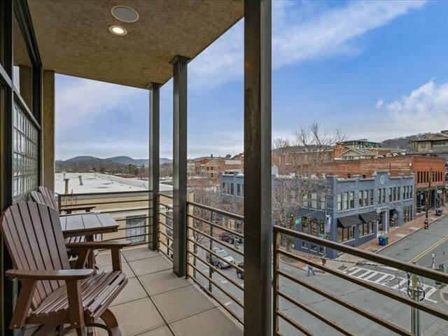 Luxury Downtown Asheville Loft gallery image 4
