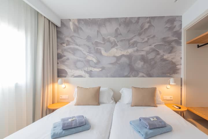 ห้องนอนที่สองและเหมือนห้องแรกมีเครื่องปรับอากาศและสมาร์ททีวี 