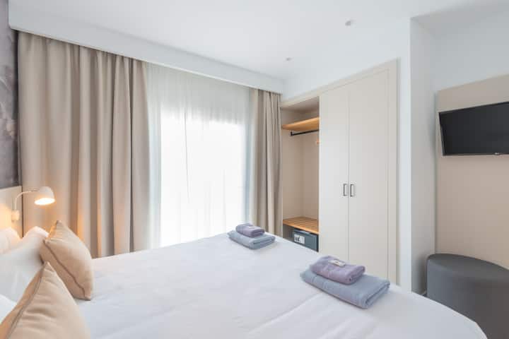 ห้องนอนพร้อมตู้นิรภัยเครื่องปรับอากาศและสมาร์ททีวีเพื่อให้คุณเพลิดเพลินกับซีรีส์โปรดในช่วงวันหยุด 