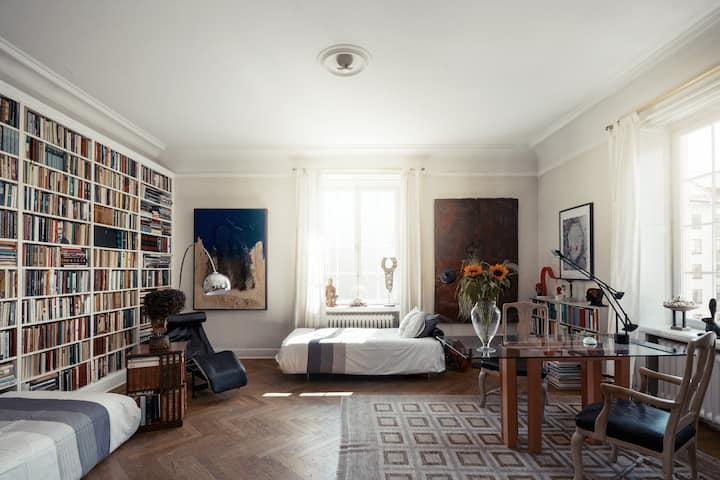 The third bedroom is made up if needed. The room otherwise serves as the apartment's library and is the last room of three rooms in file  with sliding doors between which can delimit if necessary (dining room , living room, library)