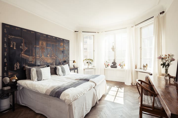 In the Masterbedroom there is a double bed, a glassed-in closet, a vanity table.
The room ends with a large bay window with large windows and has roller blinds for blackout.