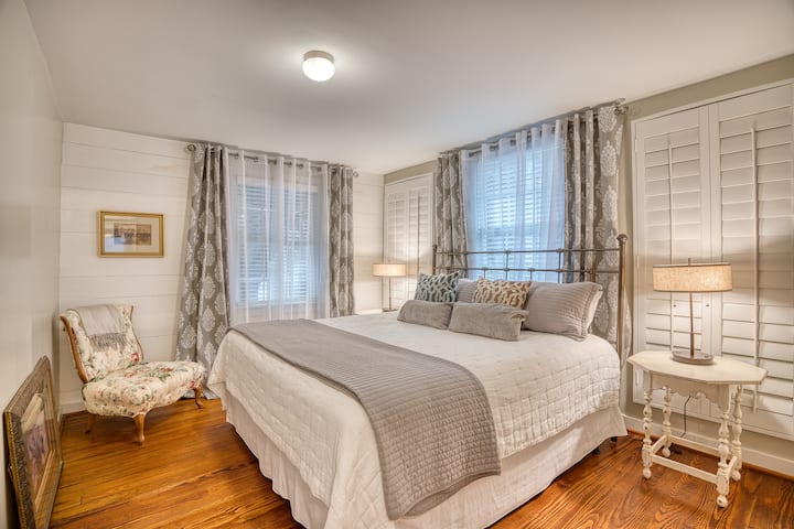 加大双人床，配备豪华床垫和豪华床上用品。 在您抵达前整理床铺。 床头灯有USB插座。 衣柜和衣架，行李箱行李架。