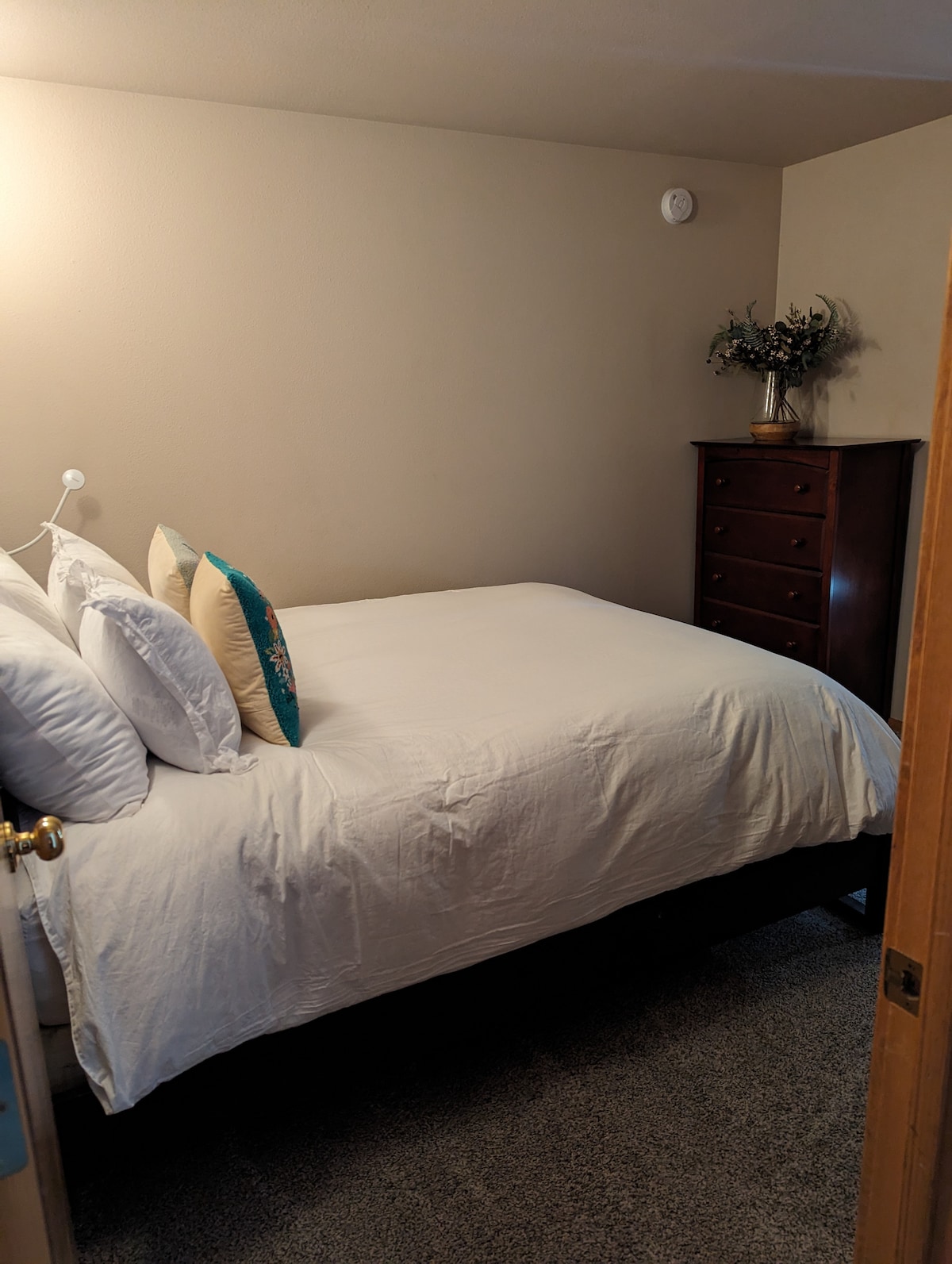 Долна спална соба со брачен кревет (широк 180-220 см) и вградено биро.