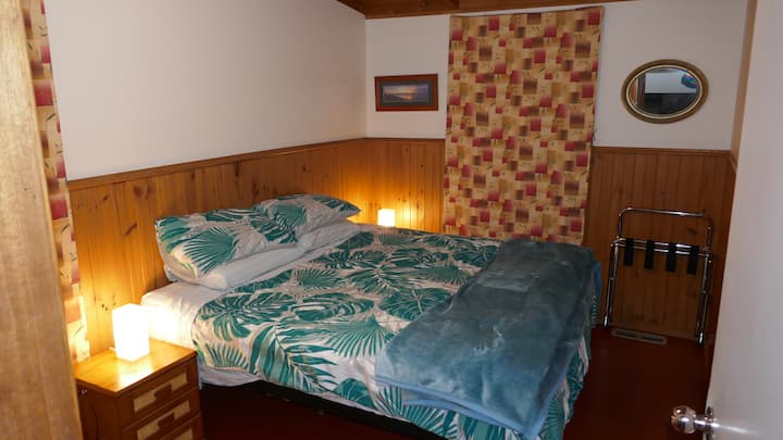 Chumba cha 3 cha kulala kilicho na kitanda aina ya king. Inaweza pia kupangwa kama vitanda viwili vya mtu mmoja.