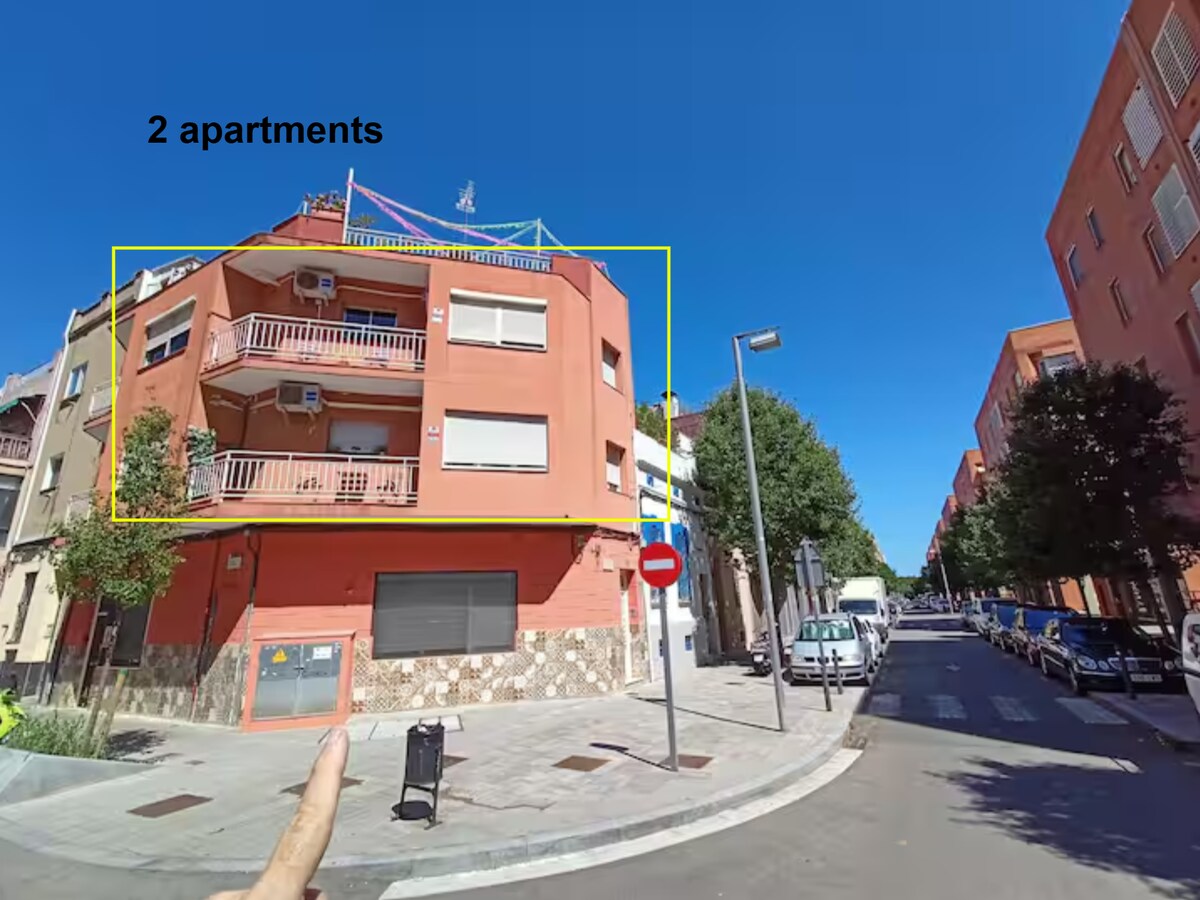 Top performing Airbnb: 6 rooms 10 beds 2 full toilets No Parties Allowed in Sant Adrià De Besòs