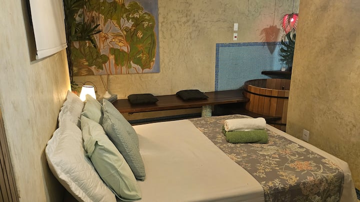 整体环境配备木质浴缸、舒适的床、质朴的装饰和自然的触感。 非常适合放松身心。
将身体浸泡在非常热的ofurô中，可以带来放松、能量和母亲子宫中体验到的宁静。 