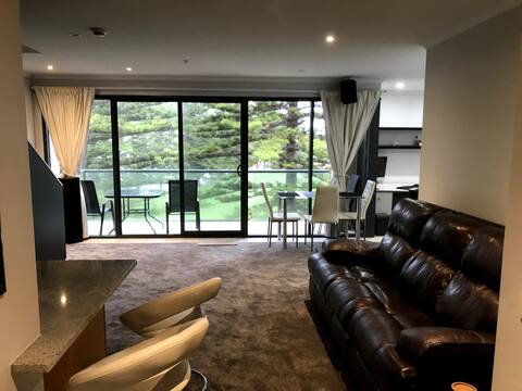 Top Airbnb: Glenelg BEACH & Park views -wifi parking in Glenelg