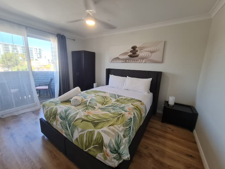 Pažljivo uređena spavaća soba sa svježom posteljinom i udobnim krevetom, savršena za mirne noći.