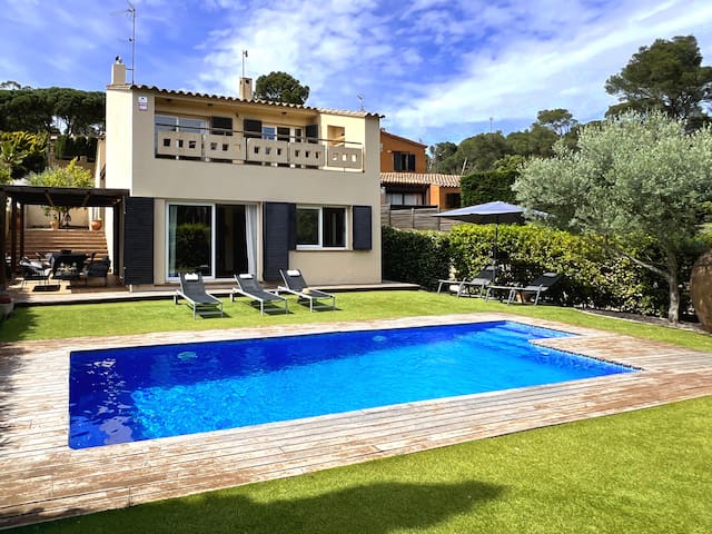 Inoblidable casa amb jardí i piscina privada.
