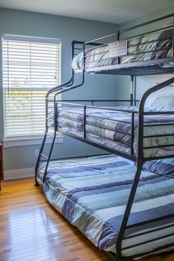 ห้องนอนชั้นหลักเพิ่มเติมพร้อมตู้เสื้อผ้า เตียงสองชั้นแบบควีนไซส์เต็มรูปแบบนอนได้ 5 คน!