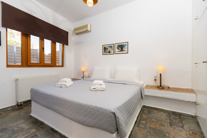 The Bridge House - חדר שינה 3 - חדר שינה ראשי בקומה הראשונה עם מיטת קווין סייז, חדר רחצה צמוד ופטיו מרוהט