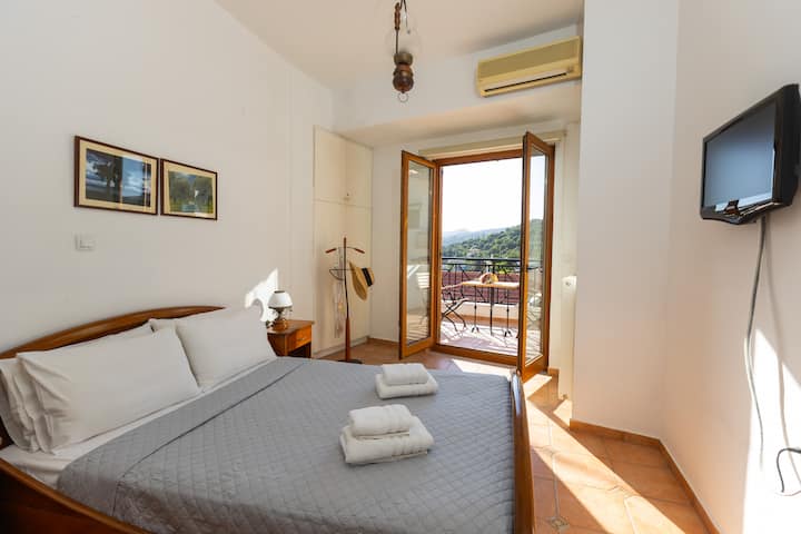 The Bridge House - חדר שינה 1 בקומה הראשונה עם מיטה זוגית ומרפסת מרוהטת