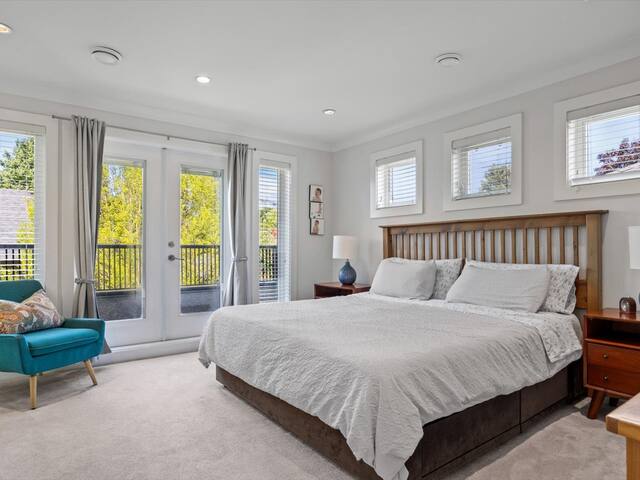 Stylish 5 bed/5 bth city-center family home gallery image 3